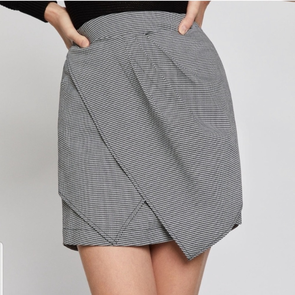 BCBG B/W Checkered Mini Skirt Sz L